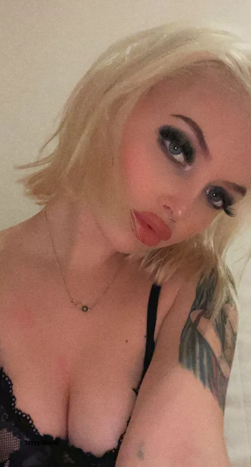 Im Izzy! 20 y/o full time student from Sweden🖤 by External_Mark