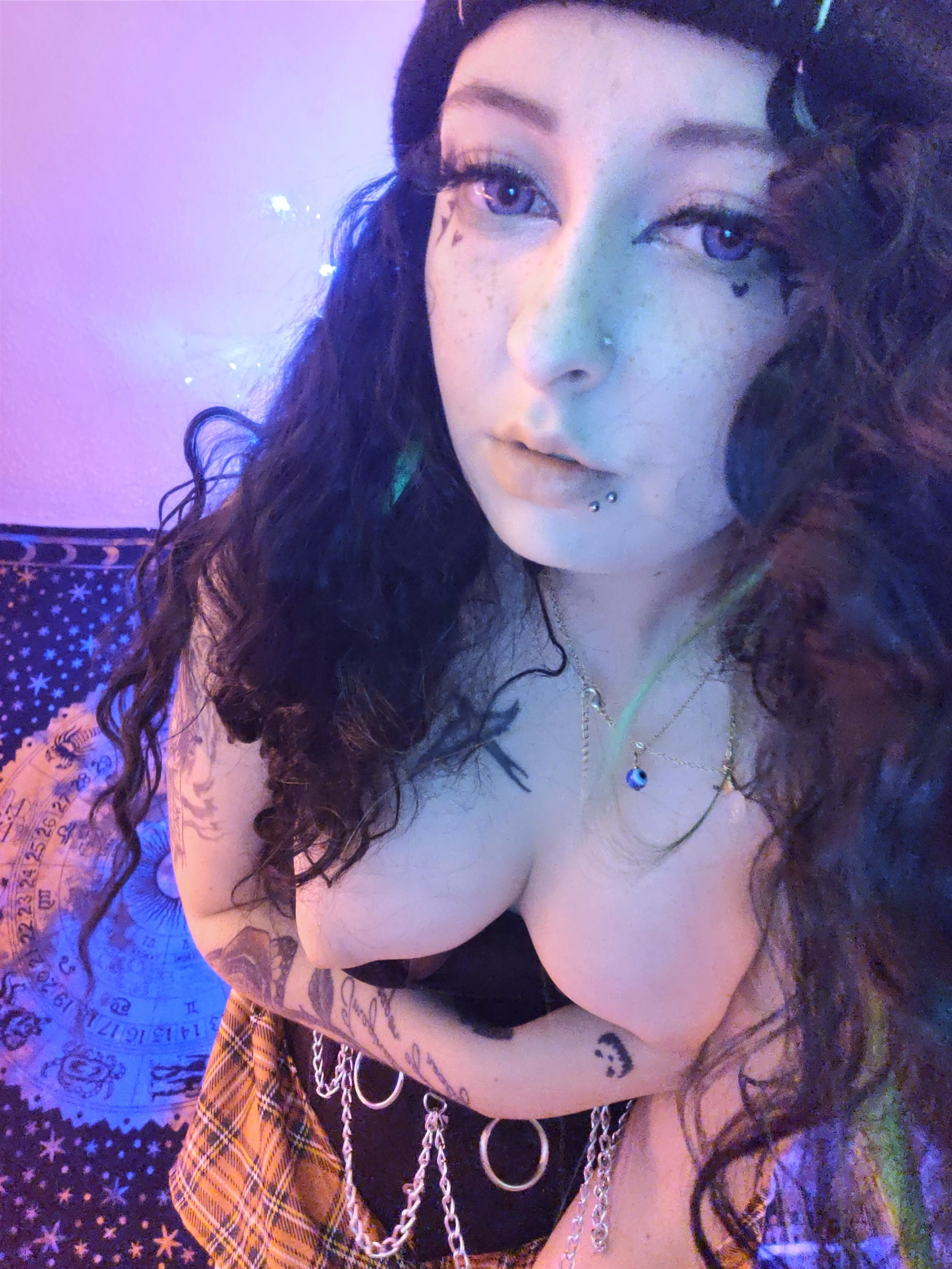 I'm jealous that you rearranged the pumpkins guts and not mine 😤🖤 posted by xdream_scapex