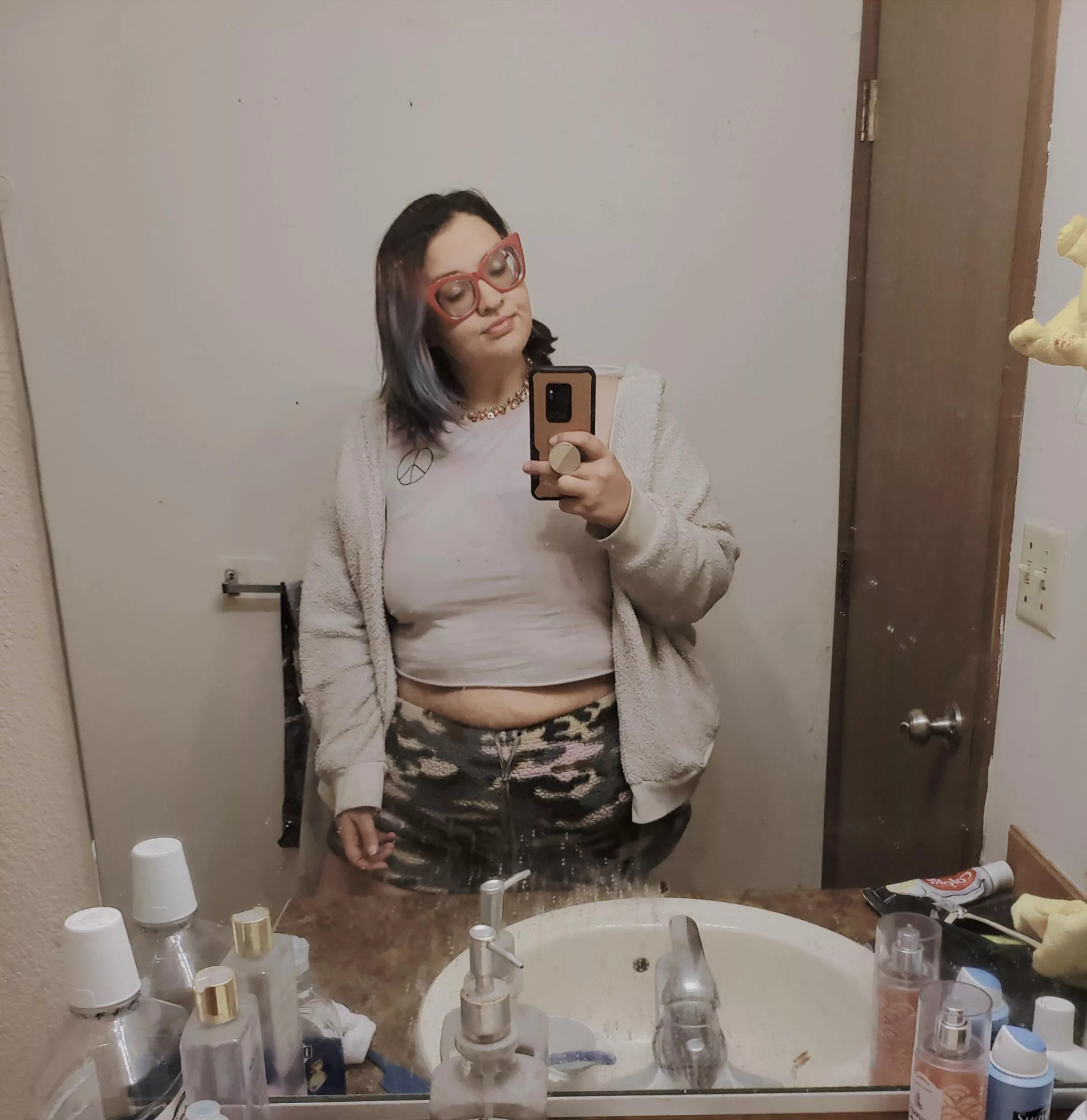 I'm just a chunky little whose trying to be okay with how they look. 🌻 posted by alaskankitten