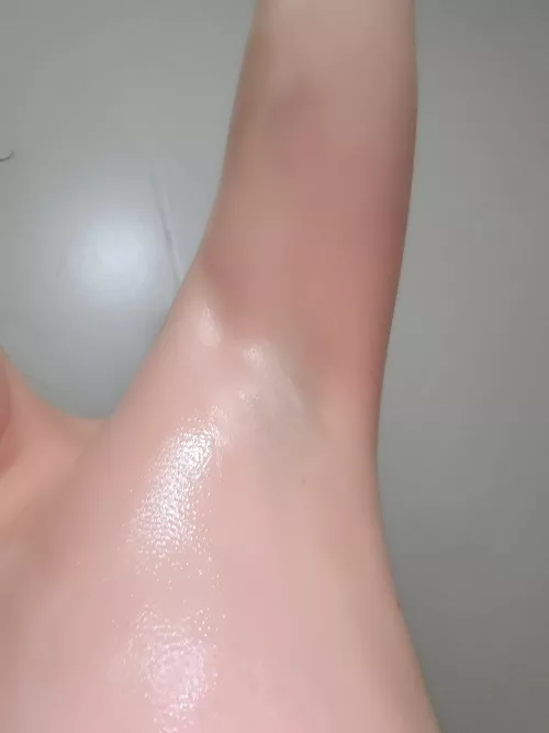 I'm Lainey primarily a foot fetish model... here's my first amateur attempt into the armpit fetish 🖤 by LaineyGirll