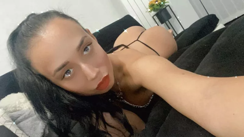 I’m live right now. Join me 👉 https://chaturbate.eu/debraray__/ by Debra_ray