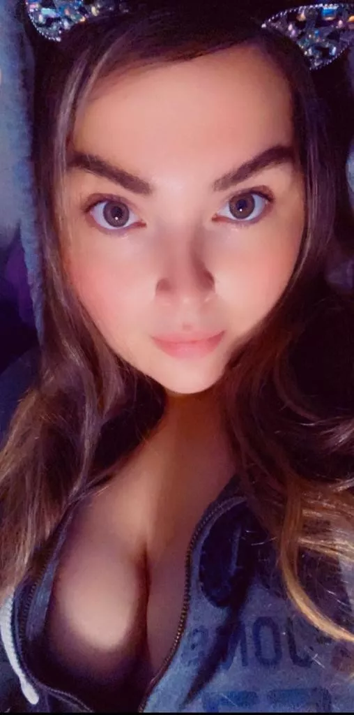 I'm looking so cute for a bad girl 🤭 posted by RoxyAlistar