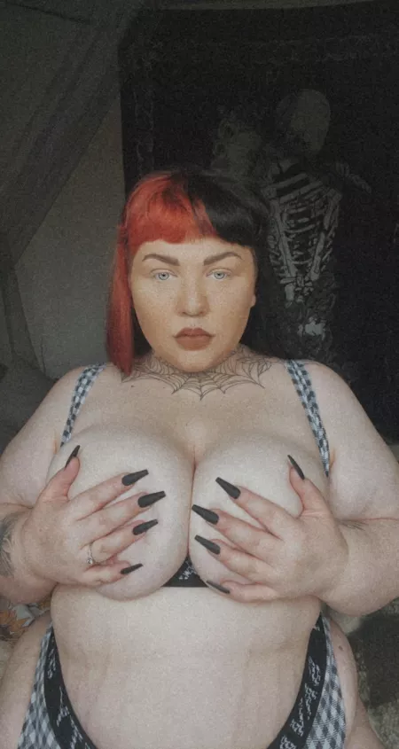 I’m more than a handful 😉🖤 by Passionatepansy