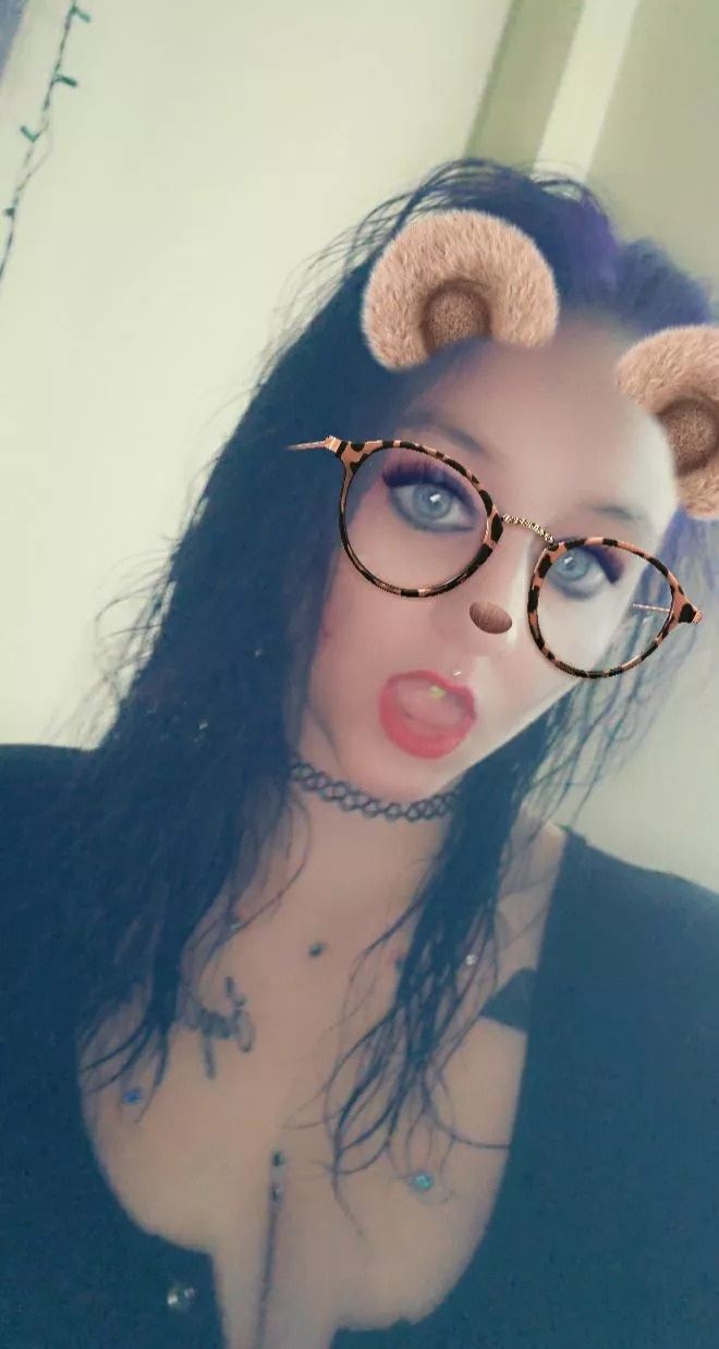 I'm not feeling well😭🤒 anybody awake to chat since I can't sleep? 😭 posted by princess_violet1920