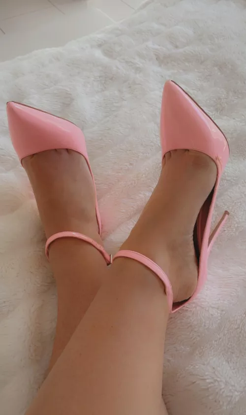 I’m on the bed waiting by missfeetandfingers