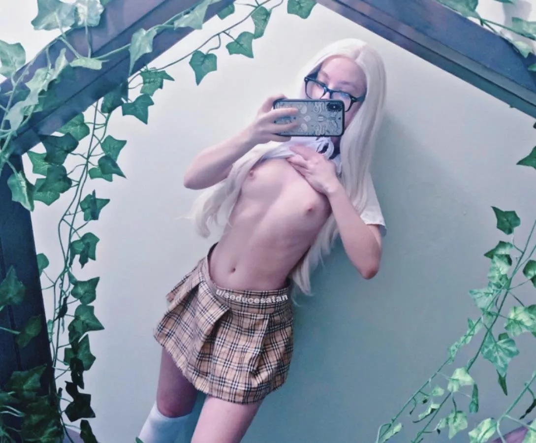 i’m only 5ft, smash or pass? 🤍 posted by SeduceSatan