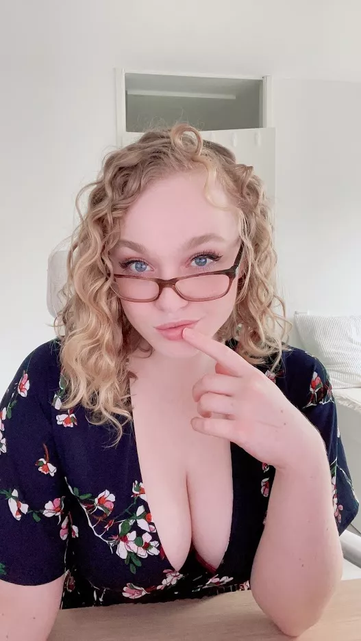 I'm playing Among Us today! Come join me on Discord! ❤️ [Link in comments] posted by sarah-xxx