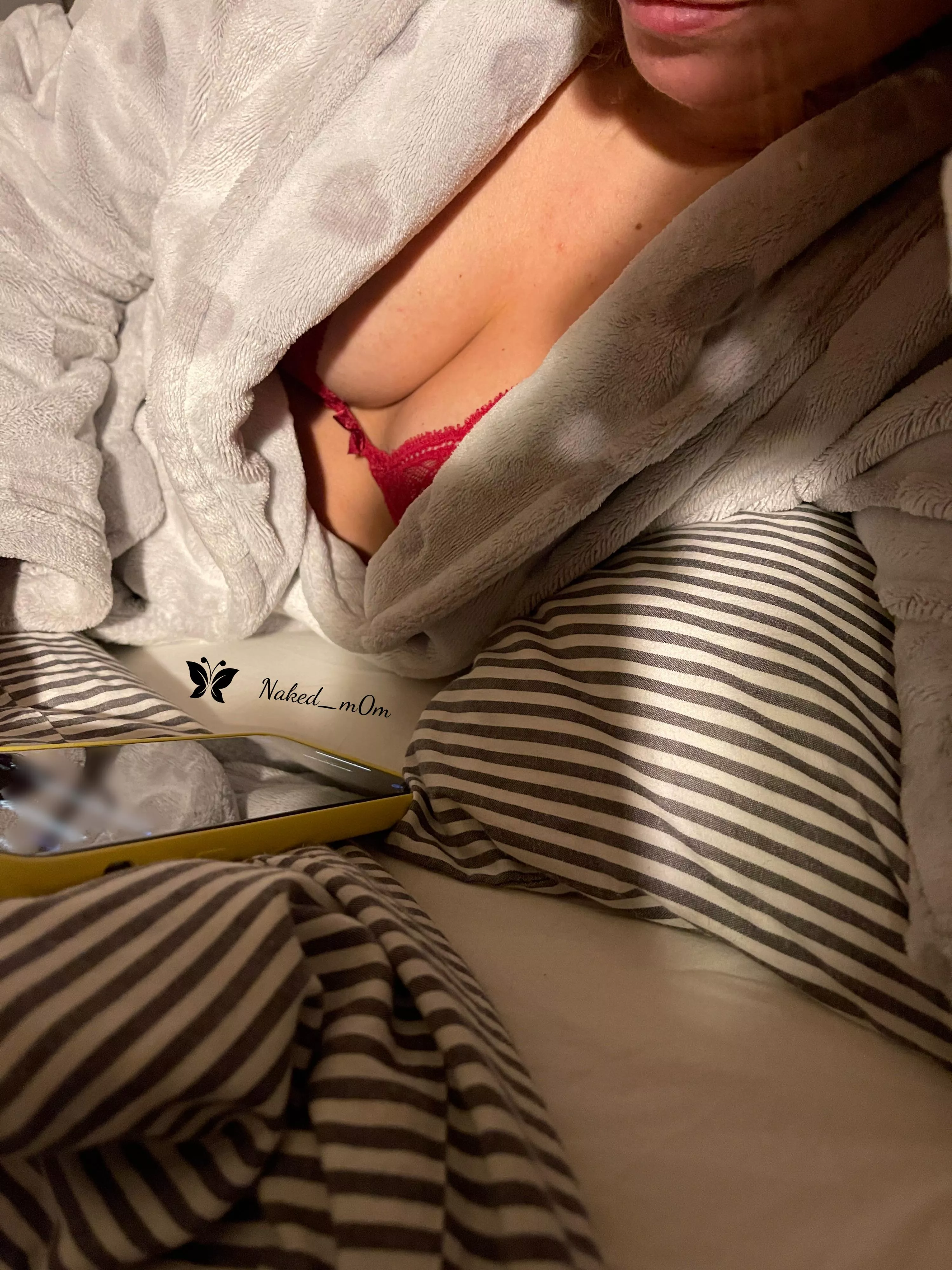 I'm reading your comments and messages! 🥰 posted by naked_m0m