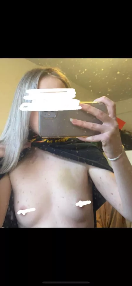 I'm really small 🤭 by llulowo