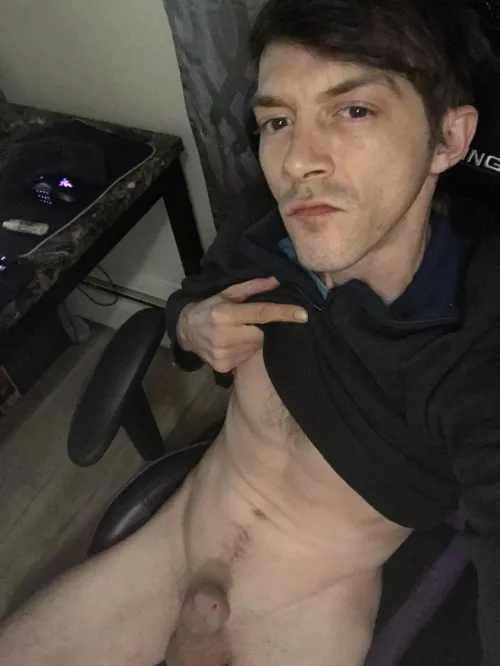 I’m skinny af and smol pp so I lose points.. but I thought the V looked good😂 by IntrovertedStonerGuy