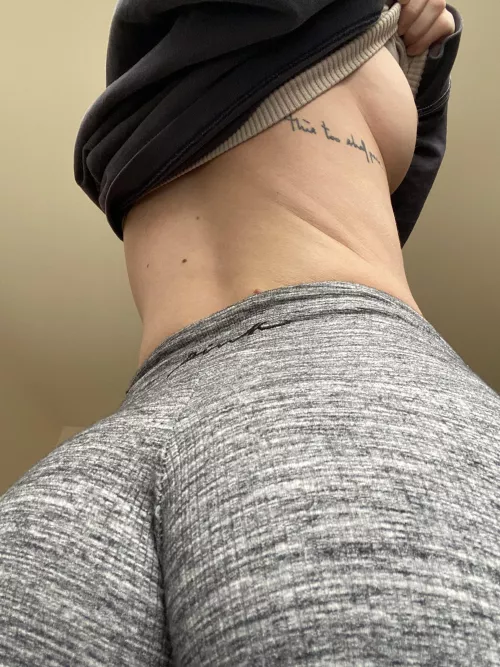 I’m sleepy 😴 come to my free OF and leave me a goodnight message 🖤✨ by emmalove369