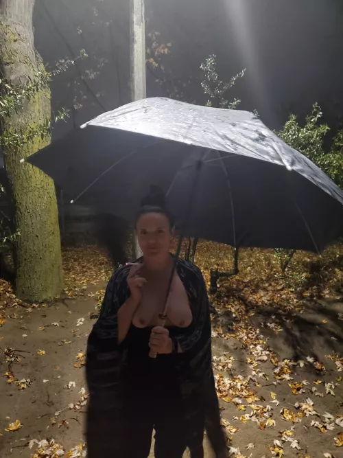 I'm smoking in the rain 🎶🎶 by stevie_stunner