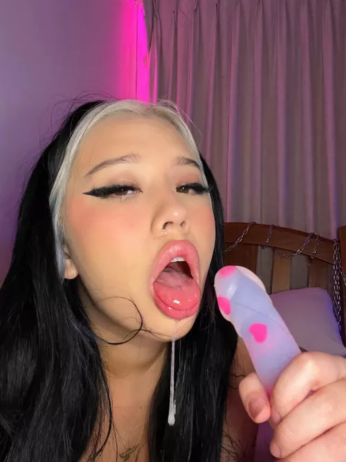i’m so little but can fit big things down my throat 🥺 subscribe to see me play with my tight asian pussy by fellfrommars