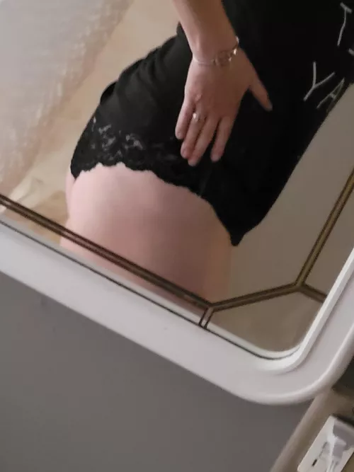 I'm supposed to be working....shhhh by tasti_toes