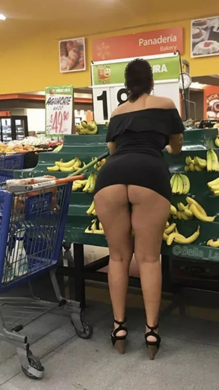I’m sure there’s a joke in here about the bananas but... just enjoy what she’s showing us instead by wellhung_throwaway