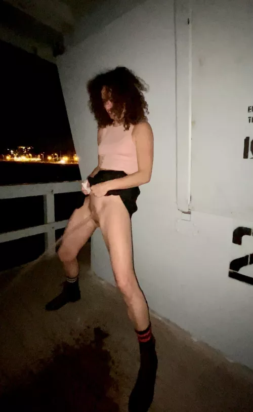 I’m that chick… I love peeing like a dude! My stream is so powerful. [F] MILF by VibeWithMolly