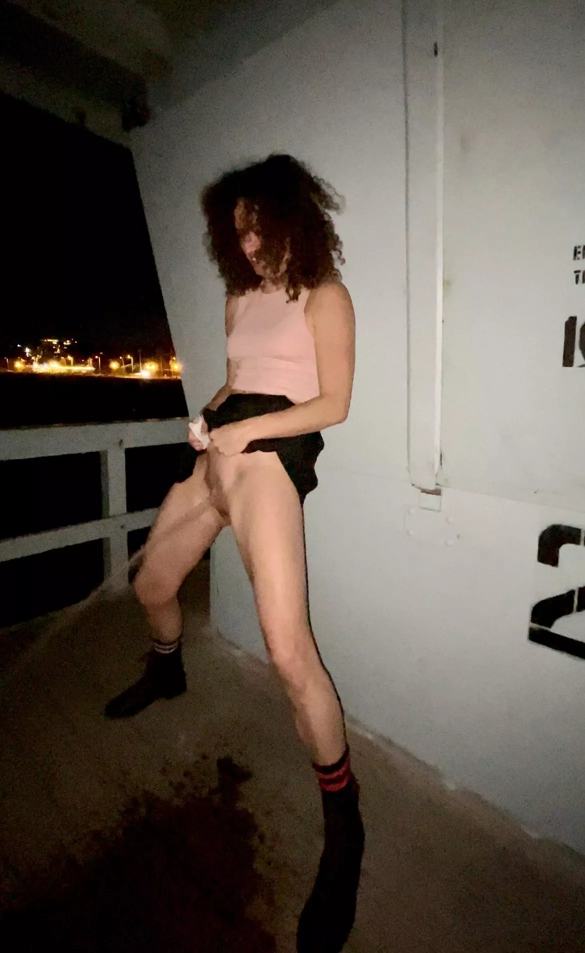 I’m that chick… I love peeing like a dude! My stream is so powerful. [F] MILF posted by VibeWithMolly