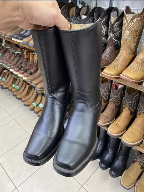 I’m trying to find these kinds of boots online could you guys give me any heads up on what they are and where I can buy some by mik3guy