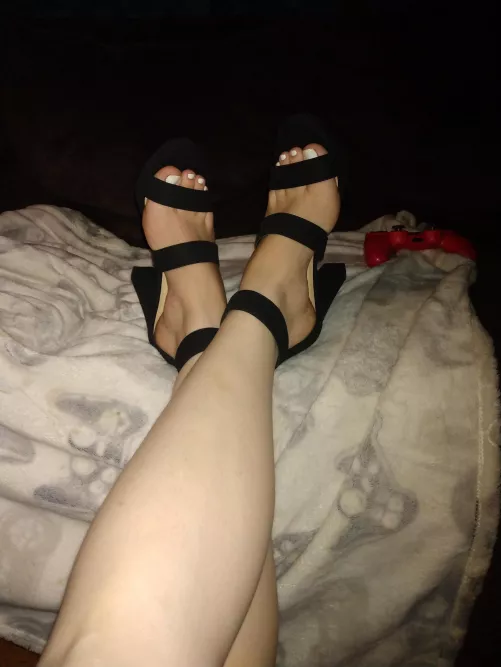 I'm waiting for you😉 by Sweet_Barefeet