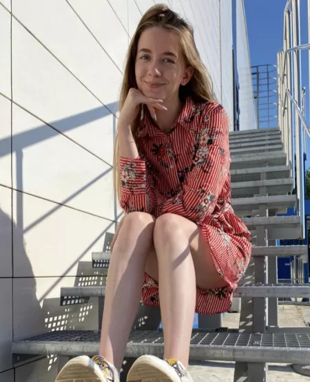 Imagine driving me around all day as I wiggled my pretty little feet in your face, would u be able to handle it? 😈 by stellamil213