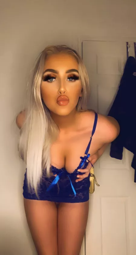 Imagine me bent over in your bedroom💦 by Kirstxm