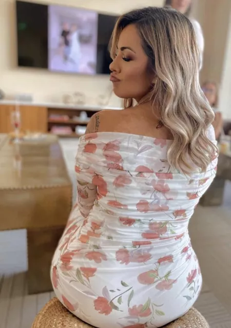 Imagine me naked looking back riding you. Would you pull out or cum in me? by cucklife18