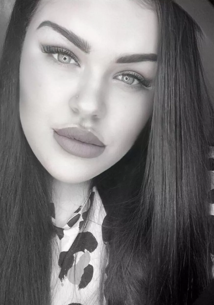 Imagine me sending you selfies all day 😉👄😈 posted by Laujc