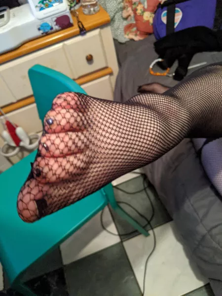 imagine these stepping on you. by Waaiifuu