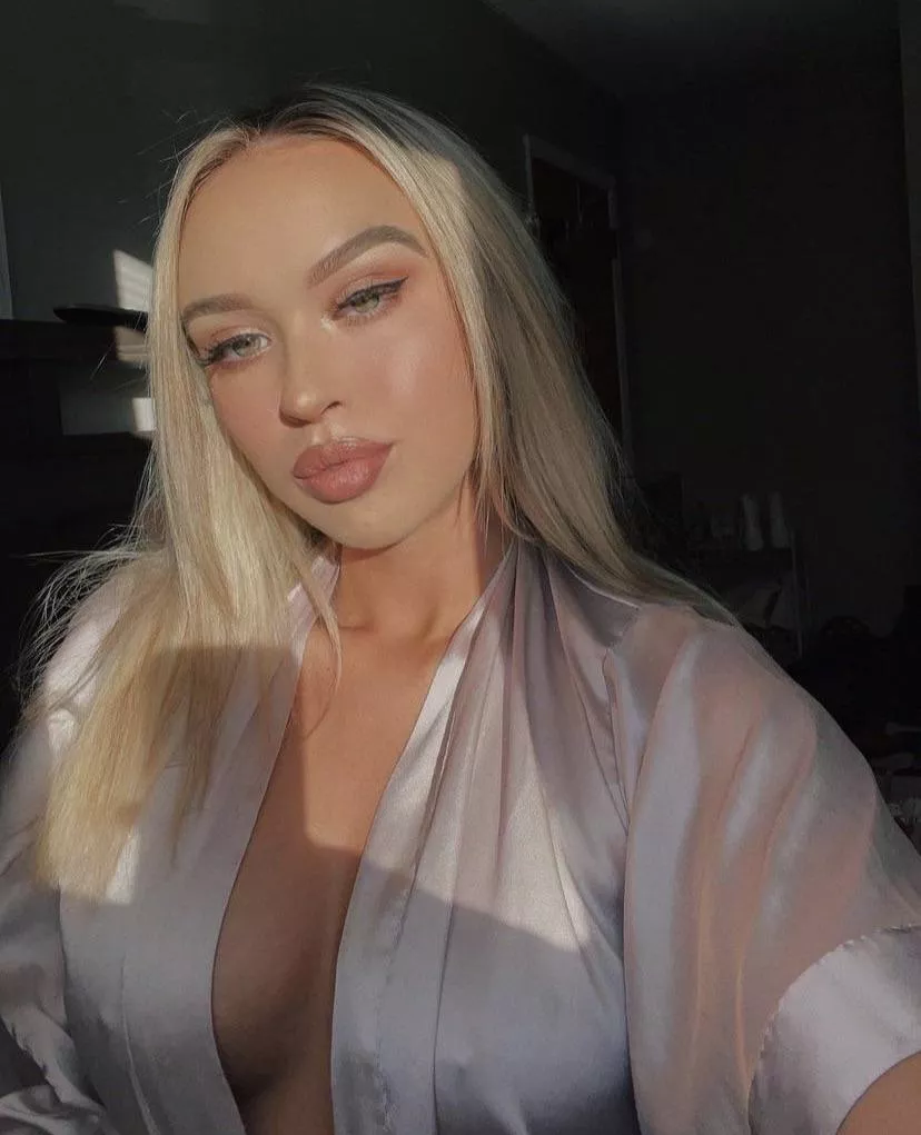 Imagine those lips around your... posted by C0OO