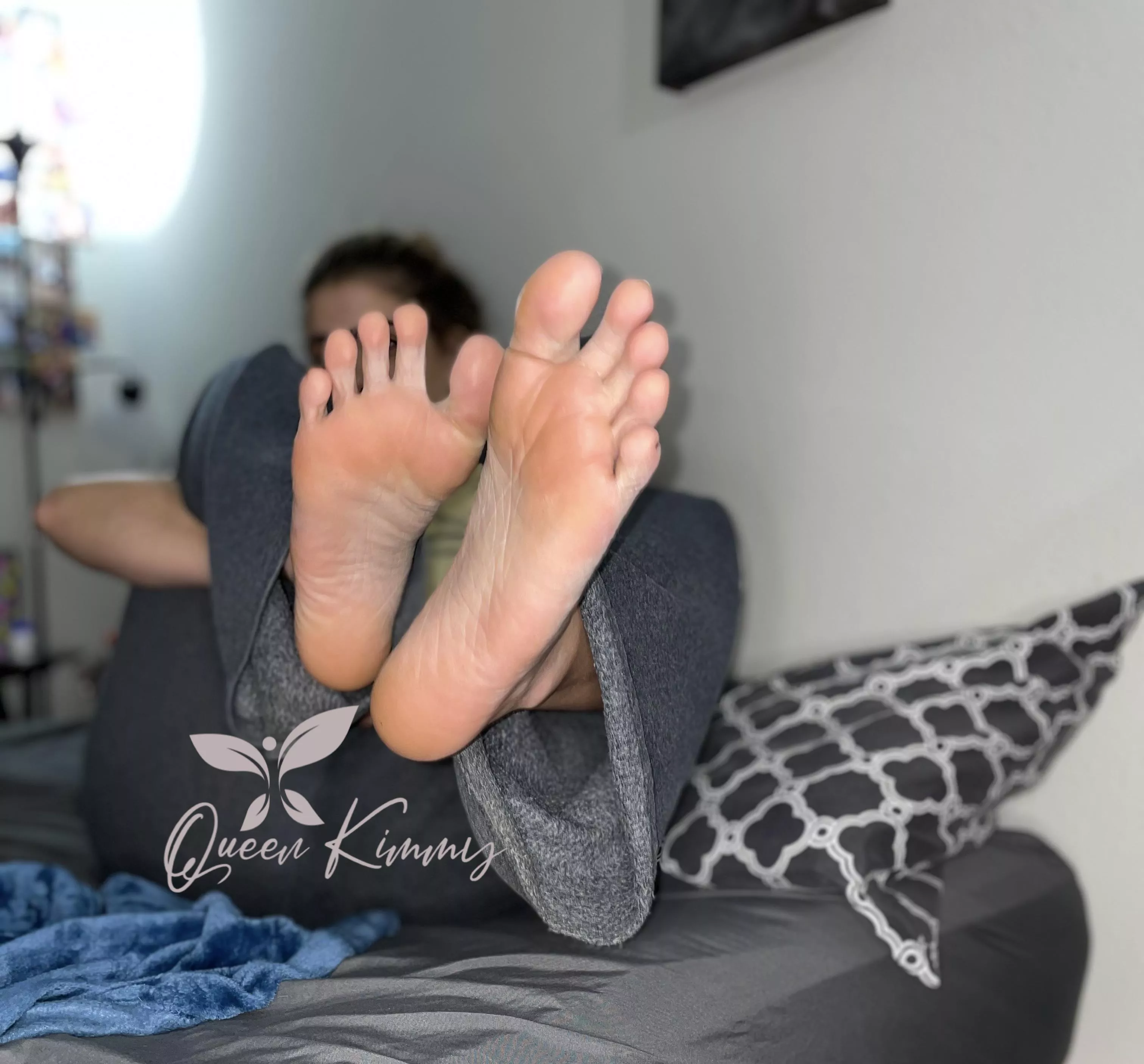 imagine walking over and placing your face right between my size 11 soles, perfect🤗 posted by kimmy323