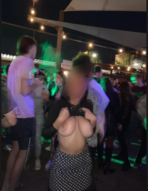 In the middle of the dance[F]loor.. by laylaneeds