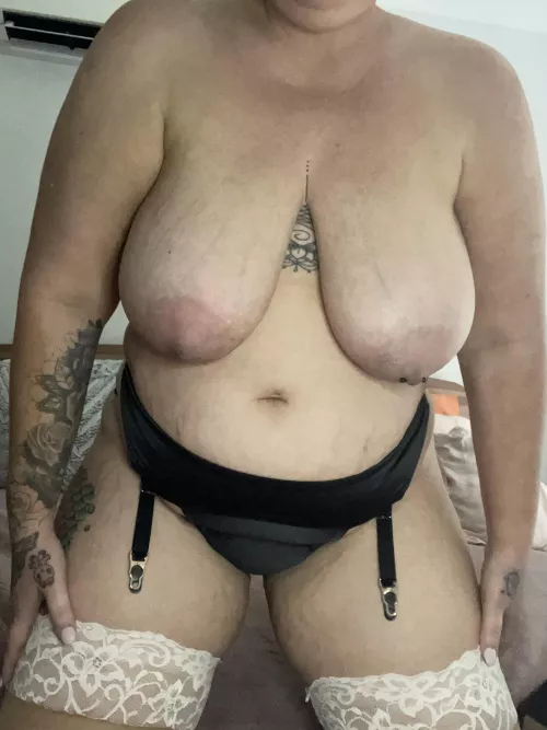Inked up curvy milf that LOVESSS! To show off. Cum see what im into 😈🍑💦🔥😘 by rosequartzOF