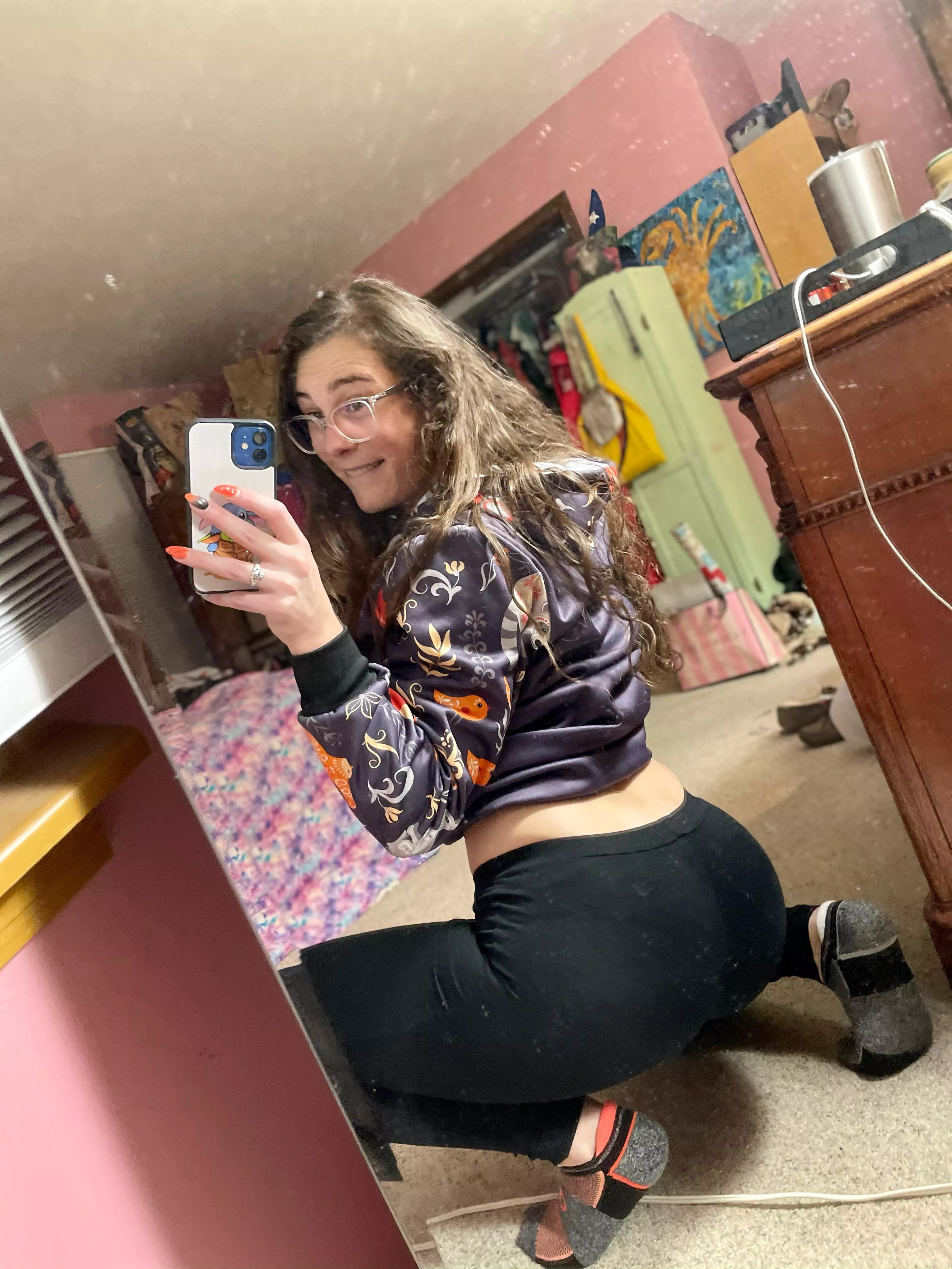 iPhone & im comfy as heck posted by TheAveryOConnor