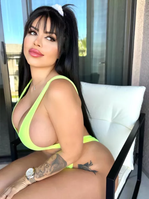 Is green your favorite color? by larissalimareal