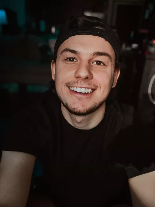 Is it colder in your city or Toronto 🇨🇦? It feels like -28°C here (-18.4°F). Gotta snuggle up and stay warm. ❄️ ☕️ by Olicsander