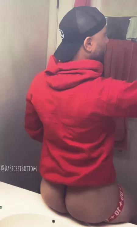 Is red my color? by DaSecretBottom