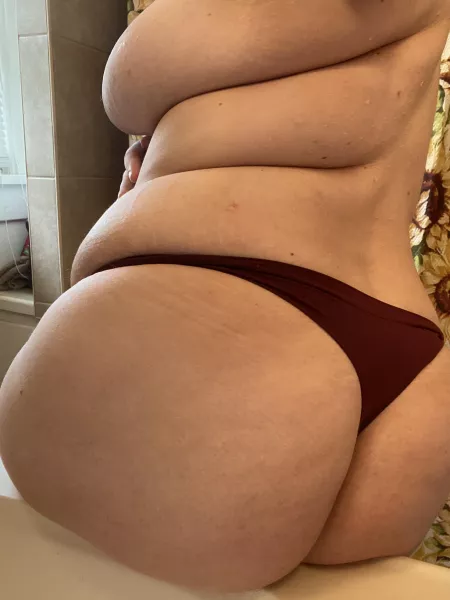 Is sitting in counters still a thing 🙊 by MythicalWomanOF