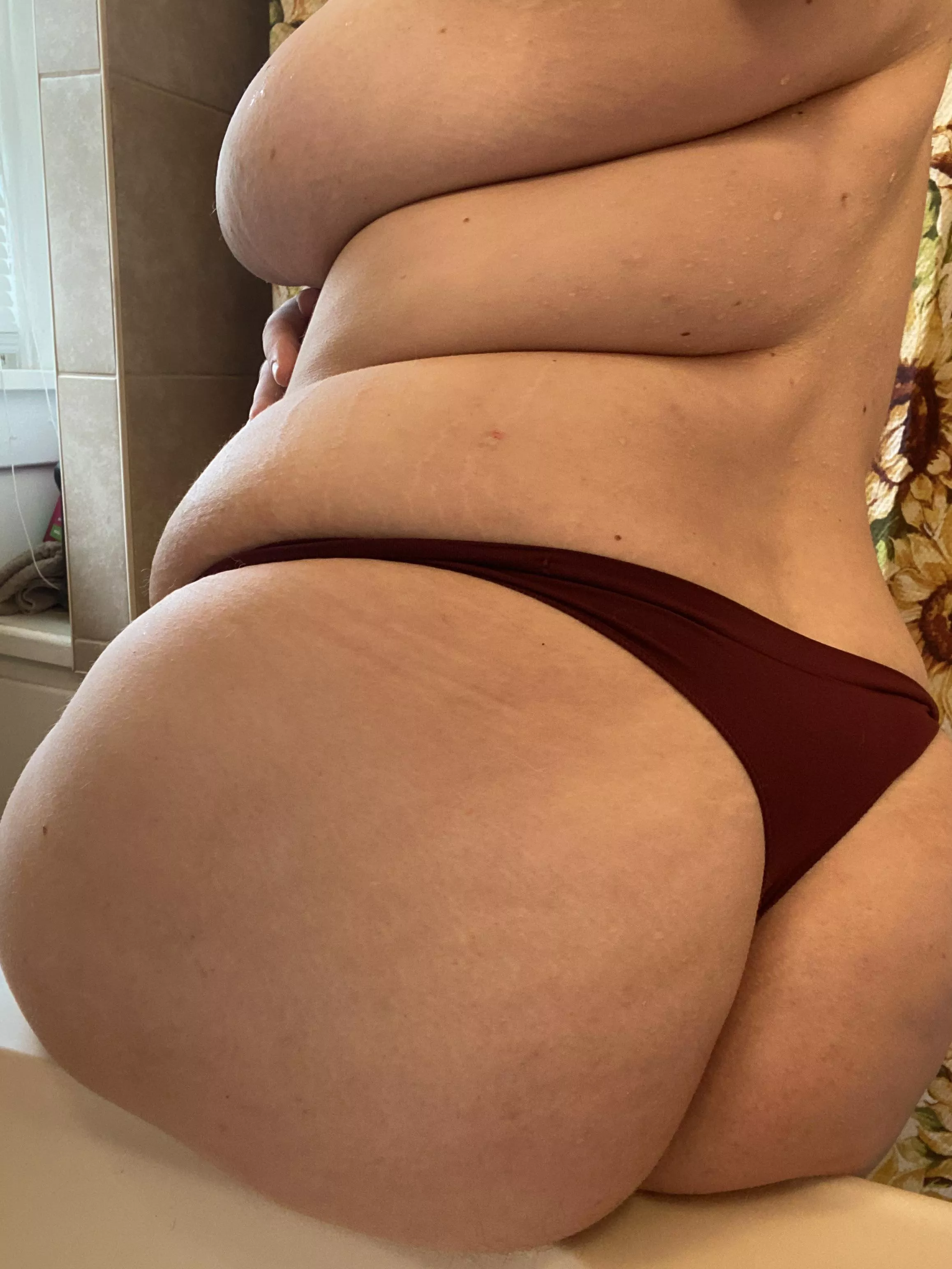 Is sitting in counters still a thing 🙊 posted by MythicalWomanOF