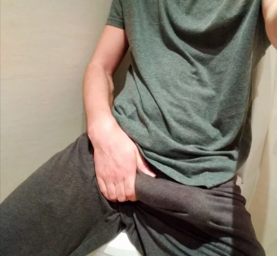 Is there a thing for grey sweatpants? by leslong21