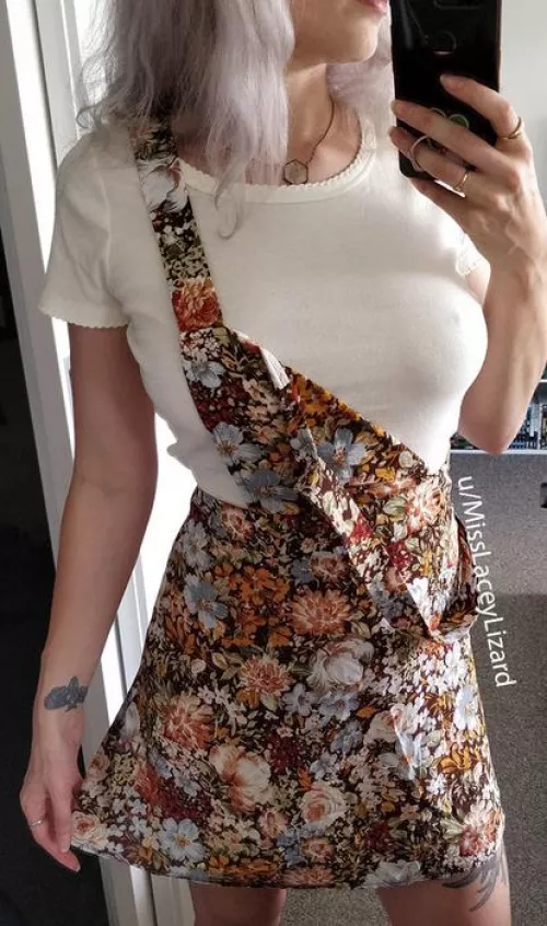 Is there something distracting you? by MissLaceyLizard