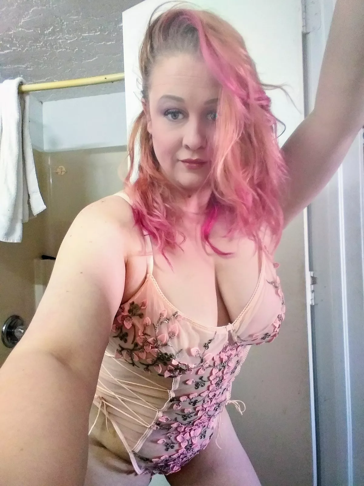 Is this curvy?🥀💋 posted by kavina_black