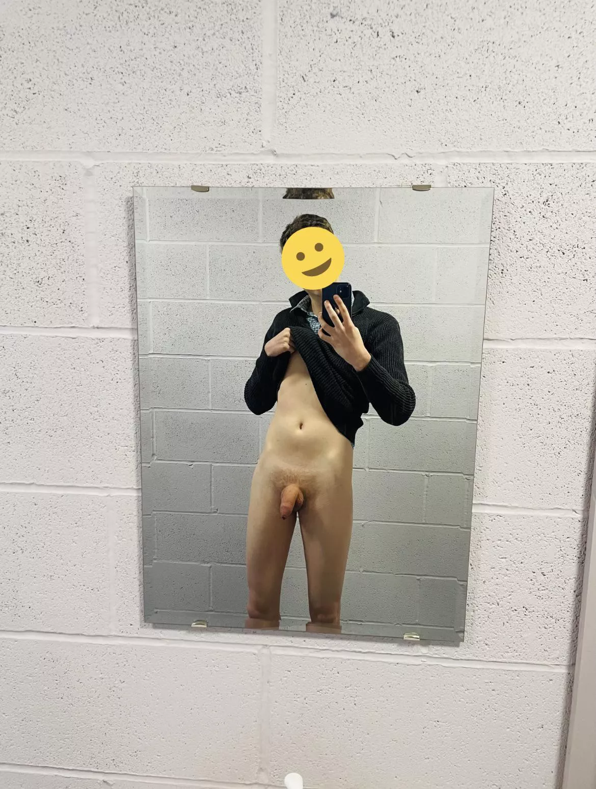 Is this what public toilet mirrors are for? 🤭🙈 posted by ATwinkCalledDan
