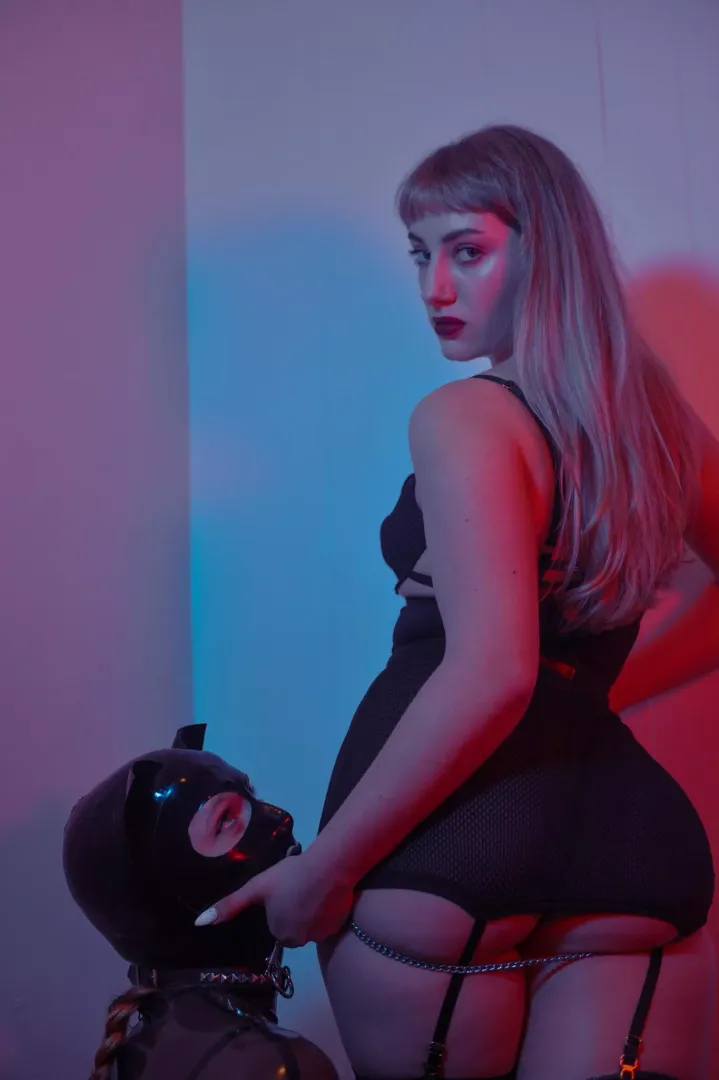 Isn’t My latex kitty so precious? ✨🖤🐱 posted by worshipavaonyx