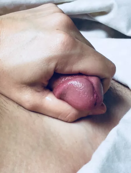 It gets so hot when she holds it by silktassel