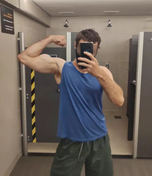 It gets so sniffy after the workout by Bearded_Hunky