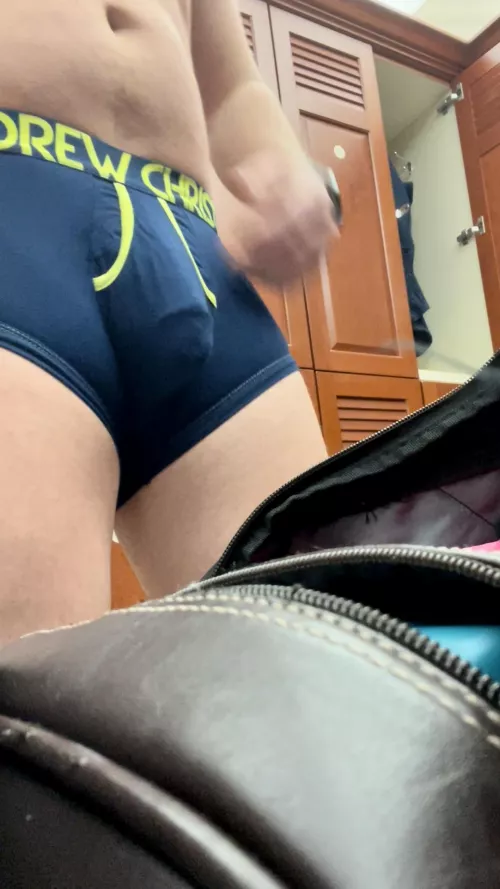 It was too quiet this morning so nobody saw my bulge….until now! by Revolutionary-Dog-94