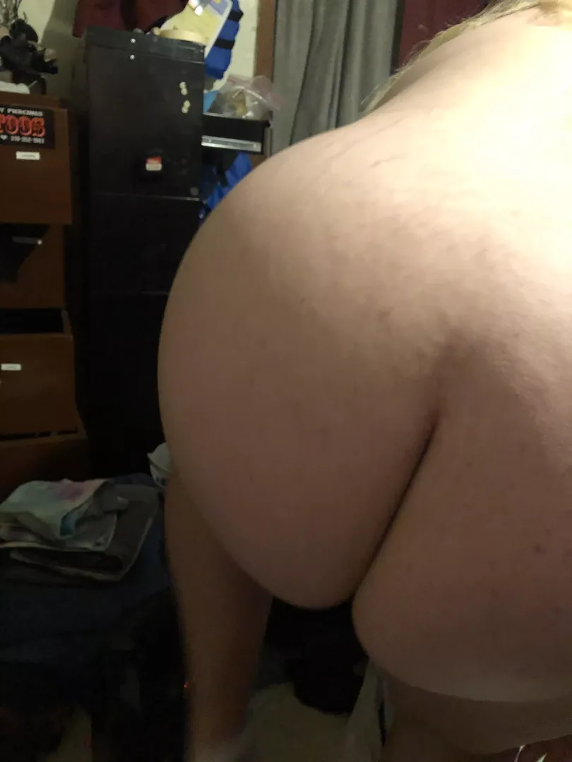 It’s a busy Monday, so here’s some quick butt posted by BrandiandherMaster