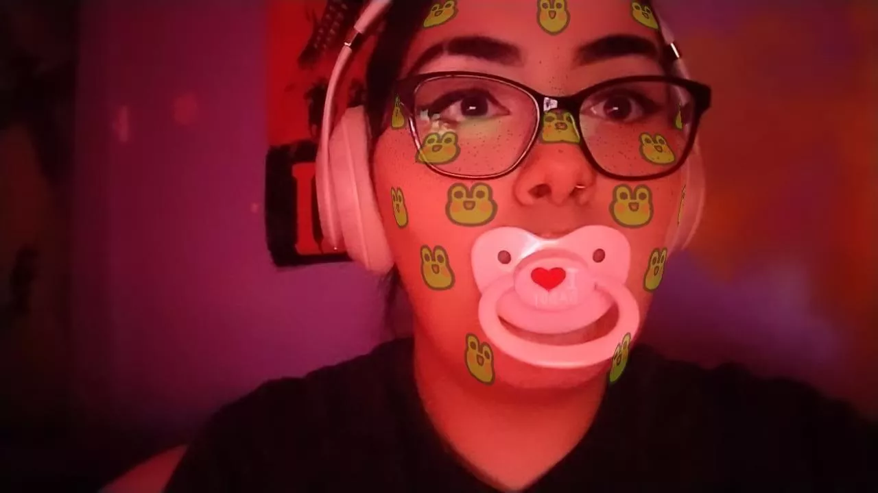 it's been a rough day being big me but now i'm little mw wish my new paci and talking to daddy 🥰 posted by Nillawafeerr