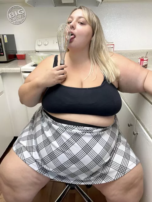 It’s been so long since I made my own cake; my arm was actually tired from mixing up the batter! I think I’ll stick to store bought from now on. ;) #cake #skirt #batter #fat #ssbbw #feedee (follow my backup, LisaLouSSBBW before I delete this account! by BigCutieLisaLou