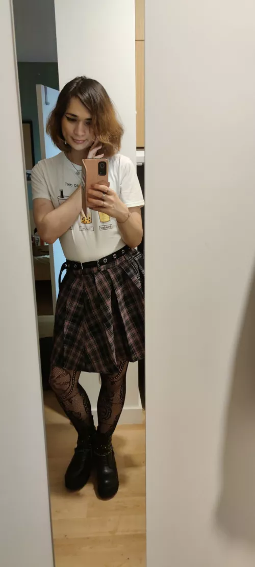 It's femboy friday !!! Me with new nails uwu 💅 by Elynaela